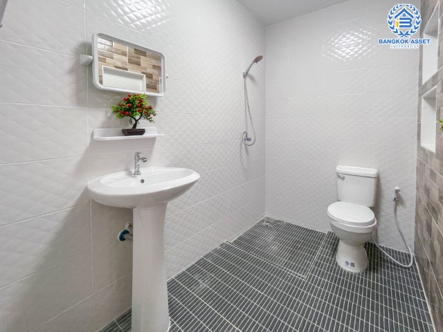 *****ทาวน์เฮ้าส์มือสองย่านกรุงเทพฯ ม.เค.ซี. คลัสเตอร์ รามอินทรา #หลังมุม เนื้อที่กว้างถึง 23 ตร.ว. ฟังก์ชัน 3 ห้องนอน 2 ห้องน้ำ 1 ที่จอดรถ บ้านสภาพสวย พร้อมเข้าอยู่ บนทำเลแห่งการเดินทาง เชื่อมต่อถ.หทัยราษฎร์, ถ.กาญจนาภิเษก, ถ.ศรีนครินทร์, ถ.รามคำแหง ใกล้แฟชั่นไอส์แลนด์